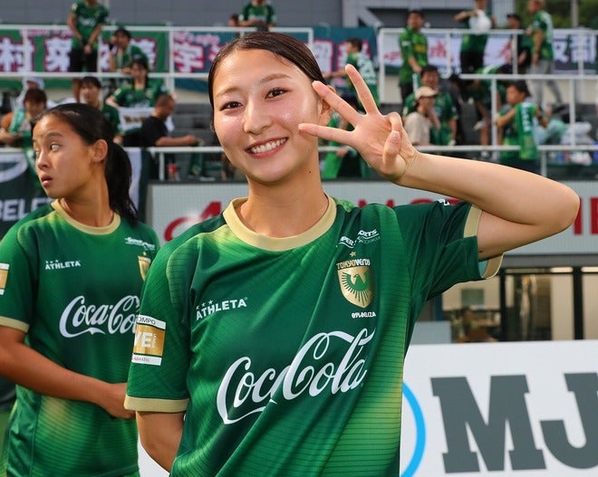 どこのアイドルさん？」「ピンク似合いすぎ！」ベレーザ塩越柚歩の春っ