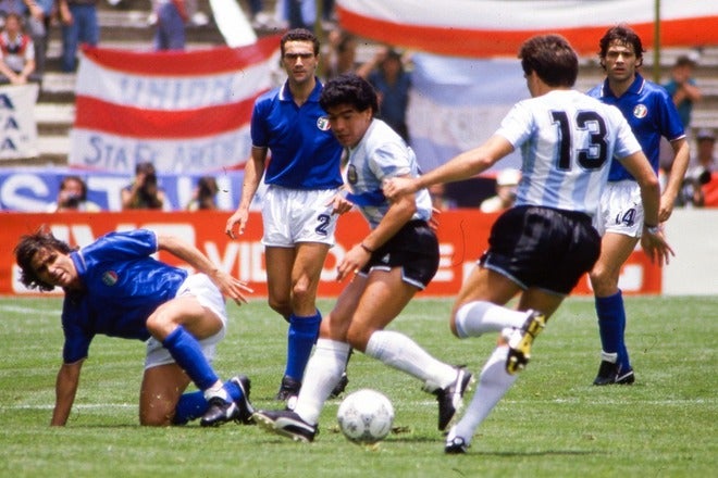 W杯回顧録】第13回大会（1986年）｜“神の手”と“5人抜き”――マラドーナ