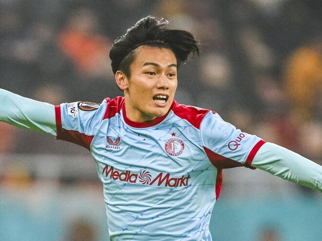 上田綺世が今季23点目！ エールディビジ日本人対決で先制ゴール、CKに