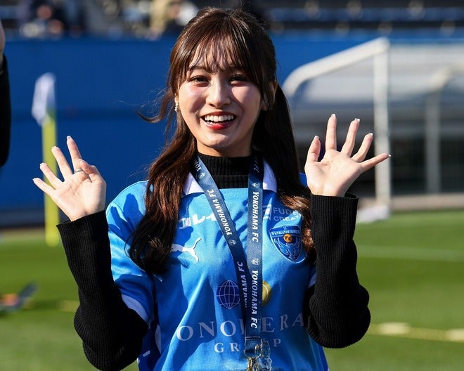 スタイル抜群」「ヤバいです」横浜FCのスタジアムMCが大胆ビキニ