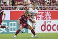 【PHOTO】大迫勇也（神戸）と荒木遼太郎（鹿島）｜写真：梅月智史（サッカーダイジェスト写真部）