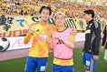 【Ｊ２・Ｊ３百年構想リーグプレーオフラウンド第1戦　1-4位決定戦】仙台１－０甲府｜決勝弾を決めた菅田真啓(左)と、攻守において貢献した荒木駿太(右)が笑顔で記念撮影！｜写真：鈴木颯太朗