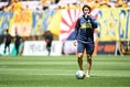 【厳選ショット】ウォーミングアップ前のピッチに登場した藤井一志。レッドブルを揉みながら素足でピッチの確認！｜写真：鈴木颯太朗