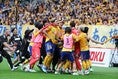 【厳選ショット】林彰洋を中心に歓喜の輪をつくる仙台の選手たち｜写真：滝川敏之
