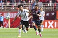 【PHOTO】ンドカ・ボニフェイス（神戸）とレオ・セアラ（鹿島）｜写真：梅月智史（サッカーダイジェスト写真部）