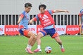 【画像】塩貝健人（左）、上田綺世｜写真：金子拓弥（サッカーダイジェスト写真部）