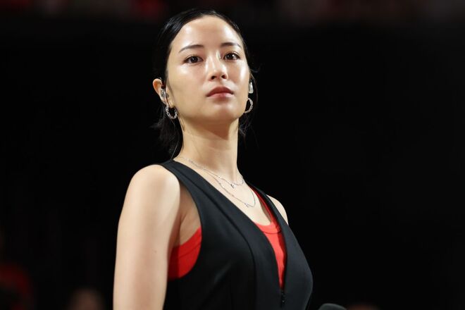めちゃくちゃ綺麗です」大人気女優のサッカーボールを手にした 
