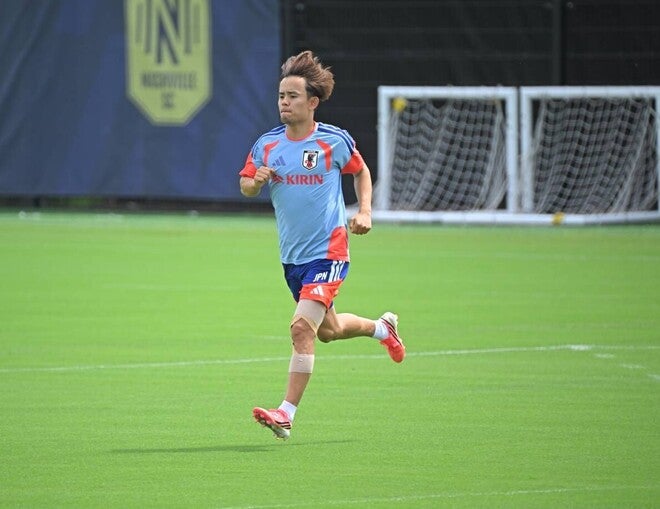 日本代表に暗雲…久保建英と板倉滉が別メニュー。ブラジル戦欠場が決定